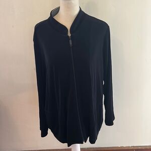 Chico’s black white front zip travelers jacket Size 2